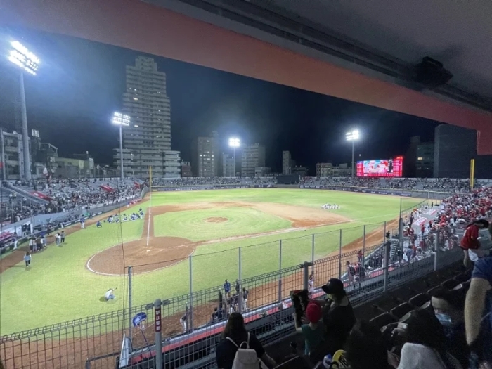 新竹市立棒球场近日接连传出有球员因场地不佳受伤.webp