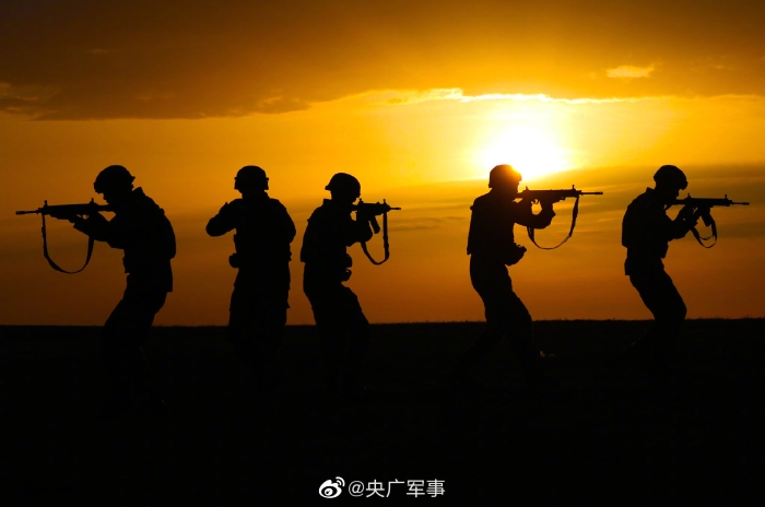 夕阳西下,坚守矗立,一组照片定格他们的铁血豪情.炎炎夏日的美丽光影!