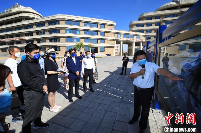 7月25日，兩岸青年代表在內蒙古師範大學附屬第二學校參訪並聽取講解。 李雪峰攝 李雪峰 攝