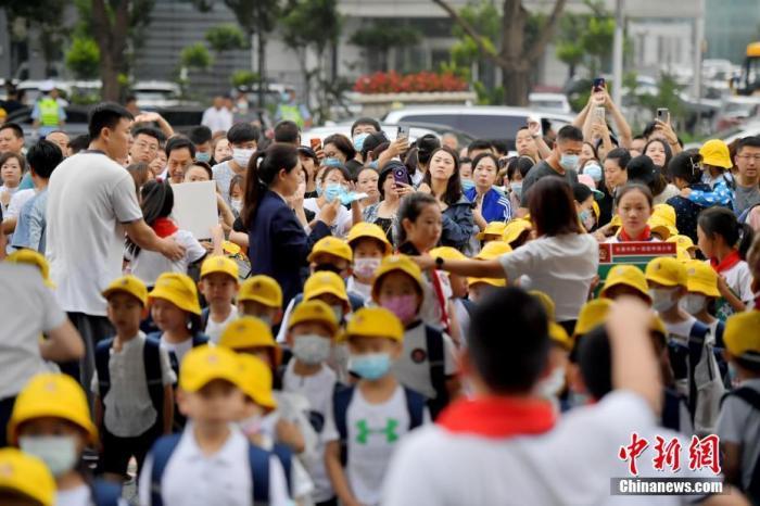 资料图：新生家长们目送学生进入校园。 <a target='_blank' href='/'>中新社</a>记者 张瑶 摄