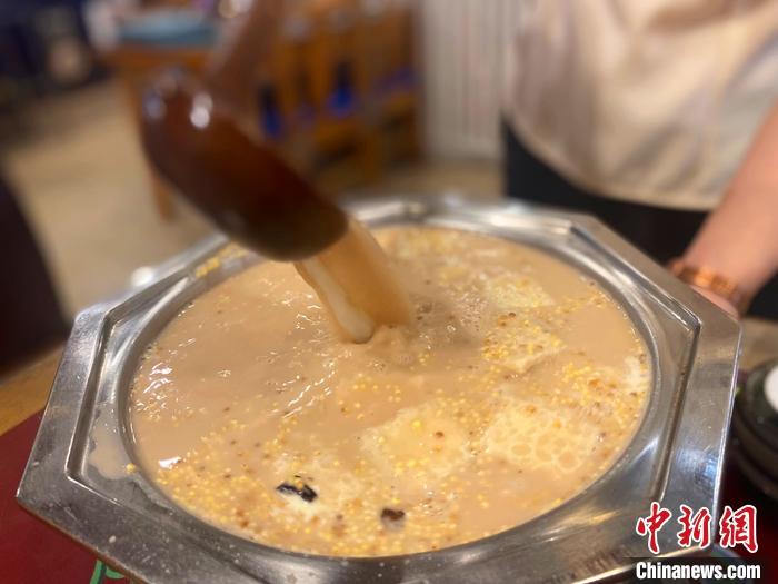5月28日，呼和浩特市一家奶茶店里，服务员扬着奶茶，让奶香和茶香完美融合。 <a target='_blank' href='/'>中新社</a>记者 张玮 摄