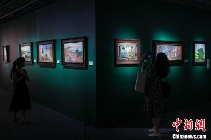 2013年，苏天赐先生家属向南京博物院捐赠了50余幅艺术作品及相关物品。　泱波 摄