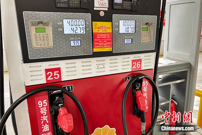 7月25日，在北京市海淀区某加油站内价格显示：95号汽油每升为9.35元。 中新财经 葛成 摄