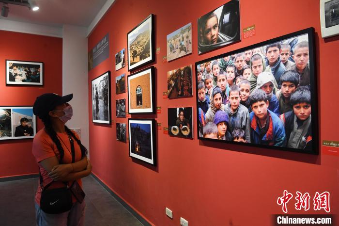 聚焦“人文”摄影记者李晓果集结37年纪实代表作重庆办展