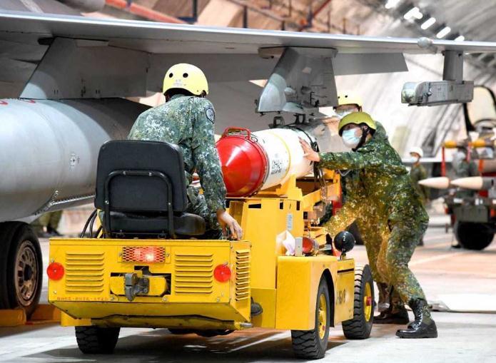 武挂分队士官兵在佳山洞库内替F-16战机进行空射型鱼叉飞弹挂载。图片来源：台湾“中时新闻网”(台“空军司令部”提供)