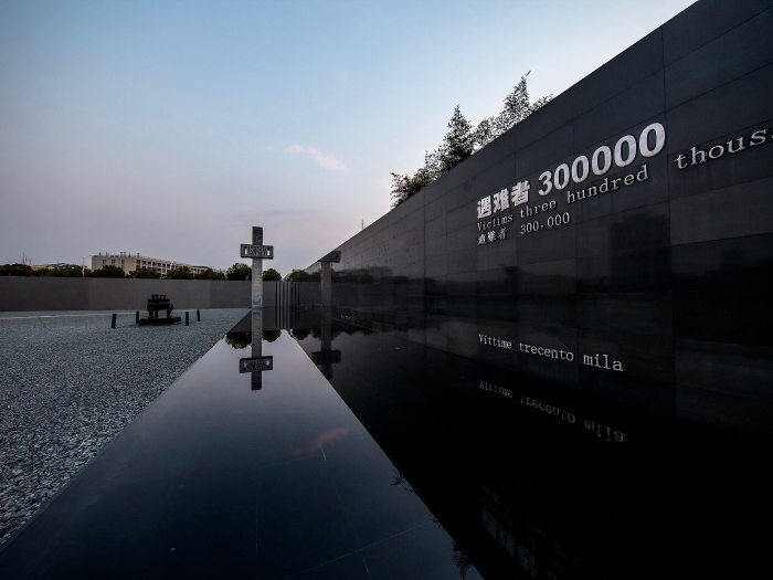 基地图9 灾难之墙，上面刻有中、日、德、韩、西班牙等十二种文字的“遇难者300000”。