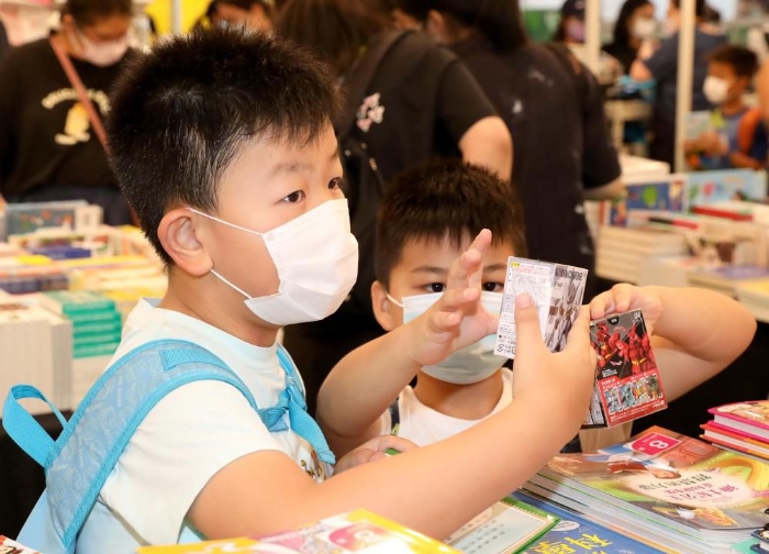 小朋友在香港书展现场。新华社记者 吴晓初 摄