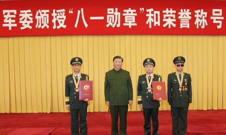 中央军委举行颁授“八一勋章”和荣誉称号仪式