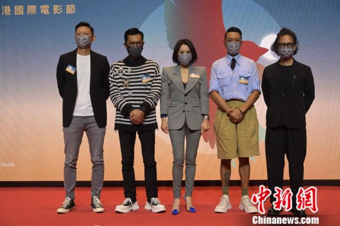 香港艺人古天乐(左二)与电影《明日战记》团队出席发布会。