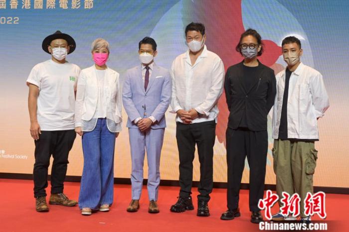 香港艺人郭富城(左三)与电影《风再起时》团队出席发布会。