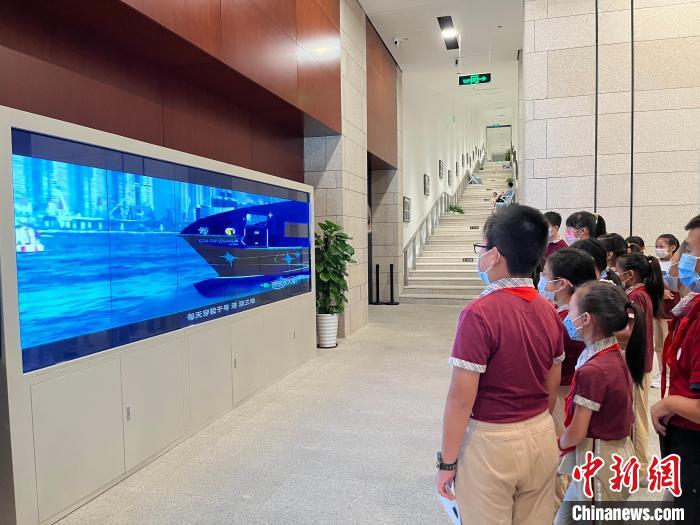 “丝路启航·走进灯塔”航标文化展在珠海博物馆开展 钱茵格 摄