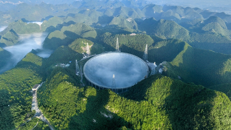 2020年1月11日，被誉为中国天眼的500米口径球面射电望远镜通过验收，正式开放运行。（图源：新华社）