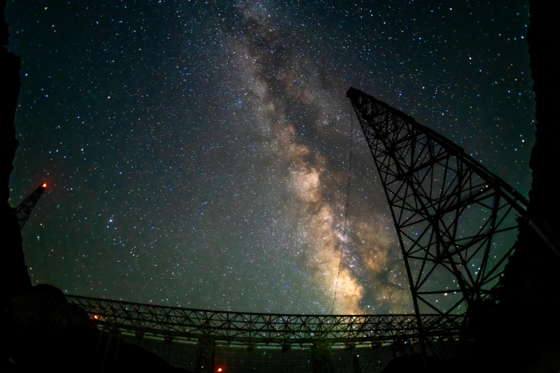 7月25日，夜空下的中国天眼（维护保养期间拍摄，长时间曝光照片）。（图源：新华社）