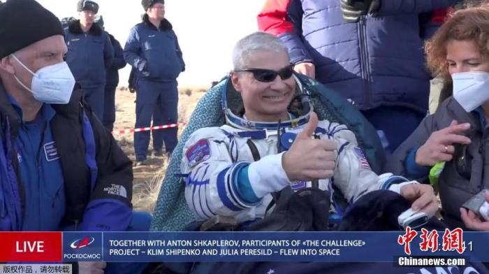 当地时间3月30日，哈萨克斯坦，载有美俄宇航员的俄“联盟”号飞船返回地球。图为NASA宇航员马克·范德·海出舱。