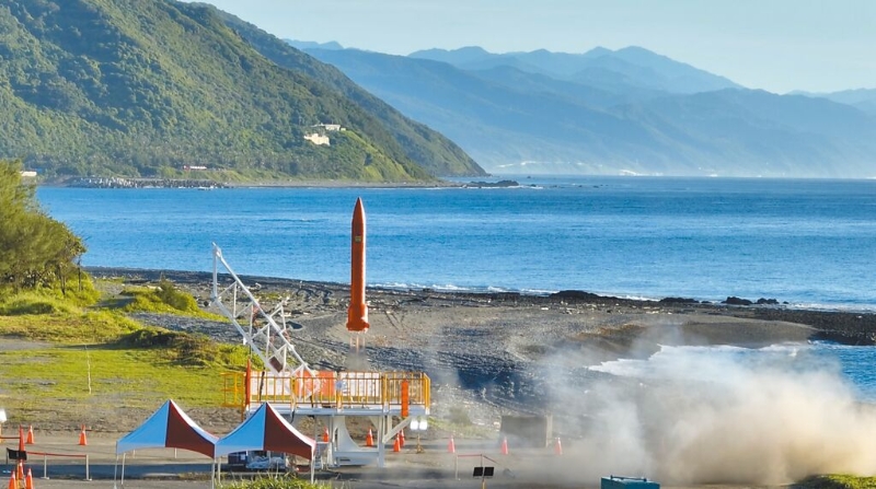 台湾发射首枚类卫星载具火箭（图片来源：台湾中时新闻网）.jpg