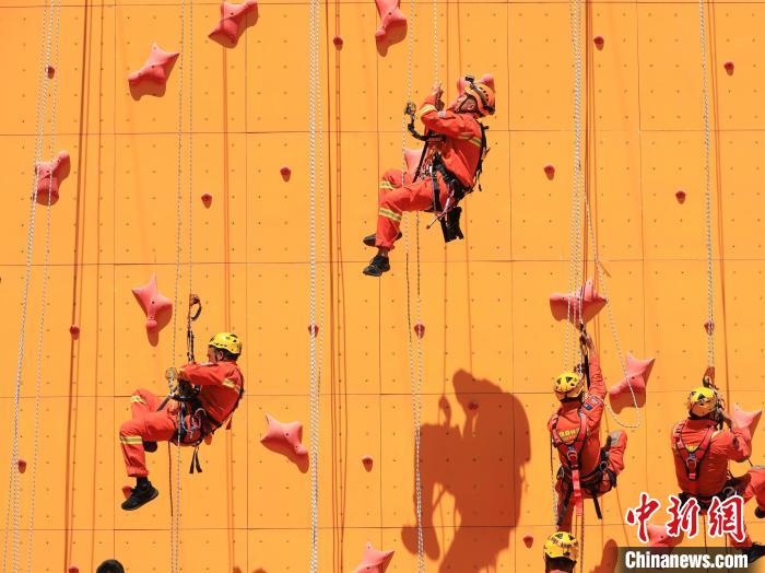 图为消防员正在进行上身下降绳索训练。　西绕拉翁 摄