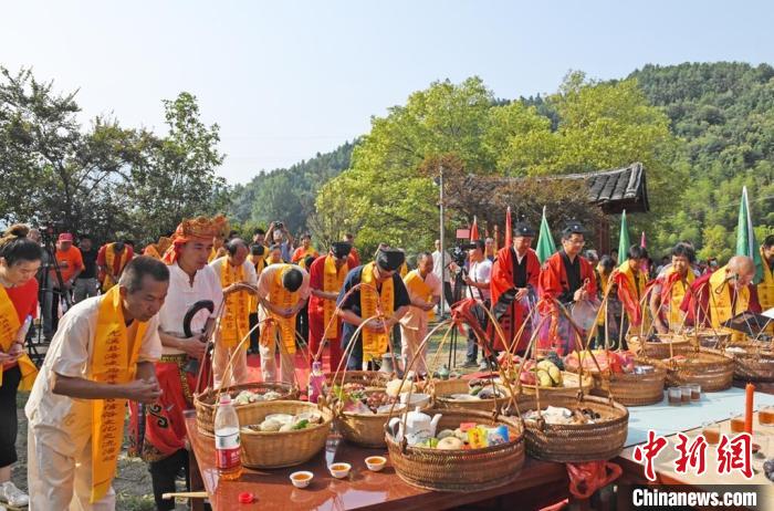 由主祭人带领信众祭拜萧圣君。