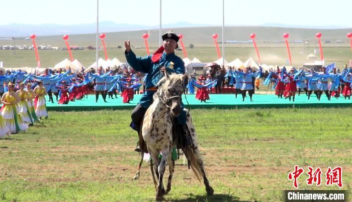 图为歌手在马背上为观众献唱。　陈峰 摄