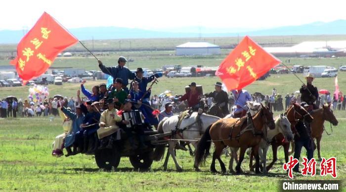 图为乌兰牧骑代表队乘着马车亮相开幕式。　陈峰 摄