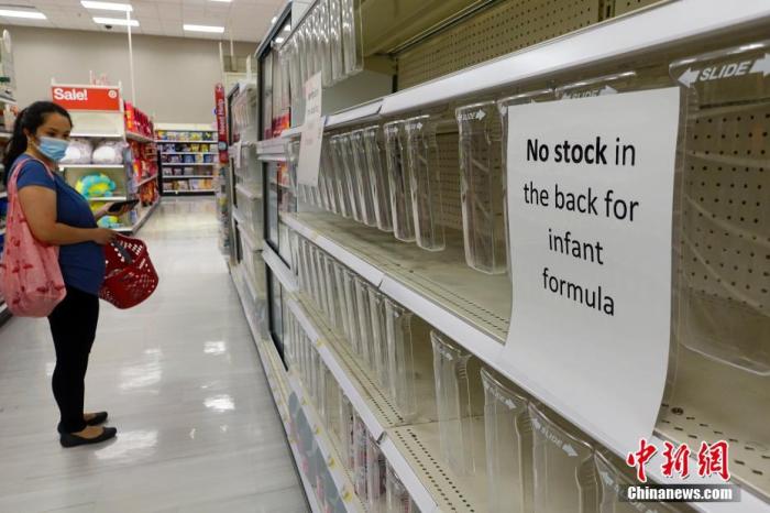 当地时间5月23日，美国纽约一家大型超市空置货架上贴着“婴幼儿配方奶粉无库存”告知单。<a target='_blank' href='/'>中新社</a>记者 廖攀 摄
