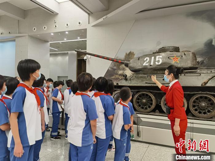 图为参与活动的学生们参观中国人民革命军事博物馆。　刘玥晴 摄