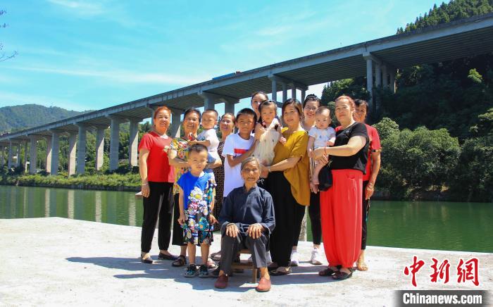 图为唐二妹与部分家人在浔江边合影。　杨宗盛 摄