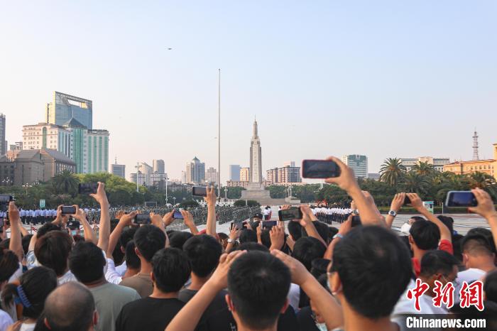 图为不少市民在八一广场上观看升旗仪式。　刘力鑫　摄