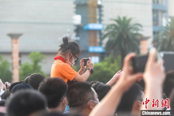 图为一位小朋友在用手机记录升旗仪式的瞬间。　刘力鑫　摄