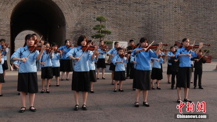 40多名学生河北正定古城小提琴齐奏《黄河》