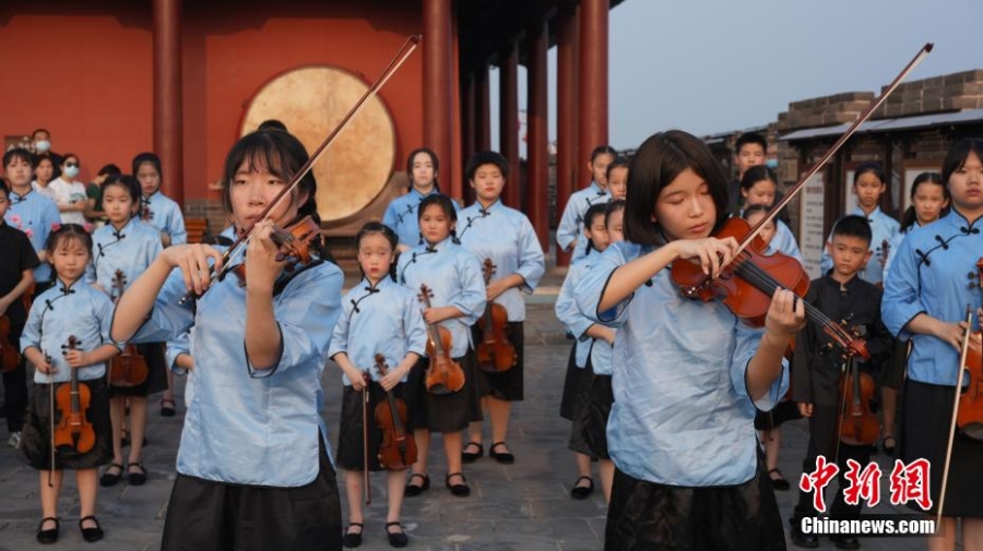 40多名学生河北正定古城小提琴齐奏《黄河》