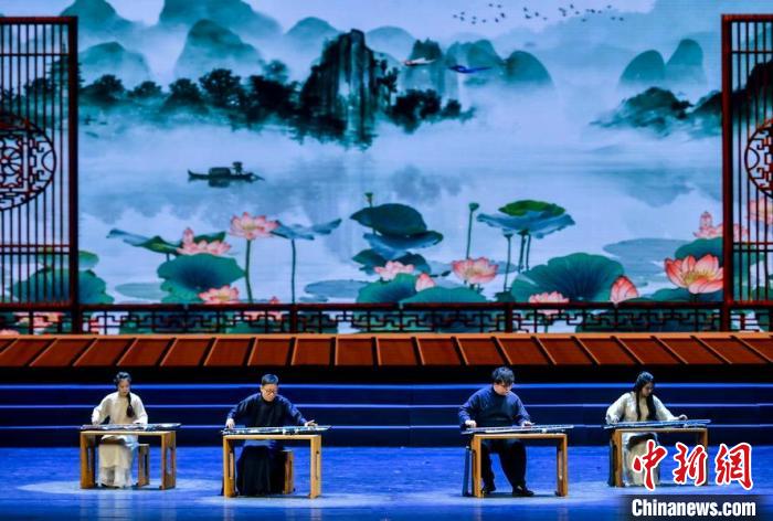杭州市非物质文化遗产保护中心带来的古琴艺术《湖畔枫吟》。　刘新 摄
