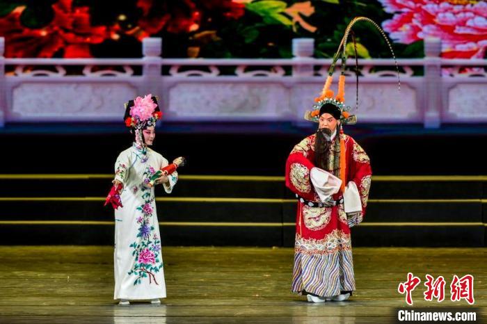 北京京剧院带来的京剧《坐宫》选段。　刘新 摄