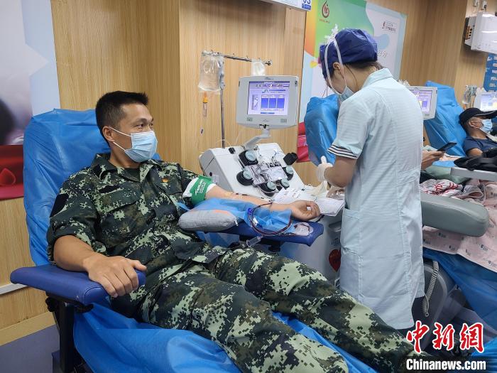退伍军人黄勇8月1日献血。　南宁市献血办供图