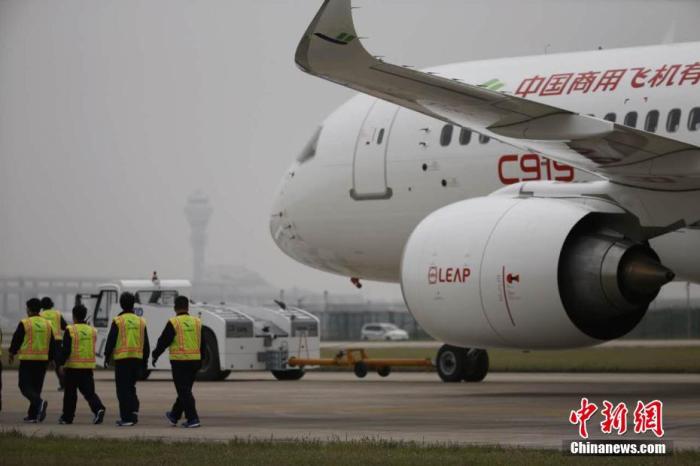 2017年5月5日，中國國産大型客機C919將在上海浦東國際機場首飛。圖為C919靜待首飛。楊駿 攝