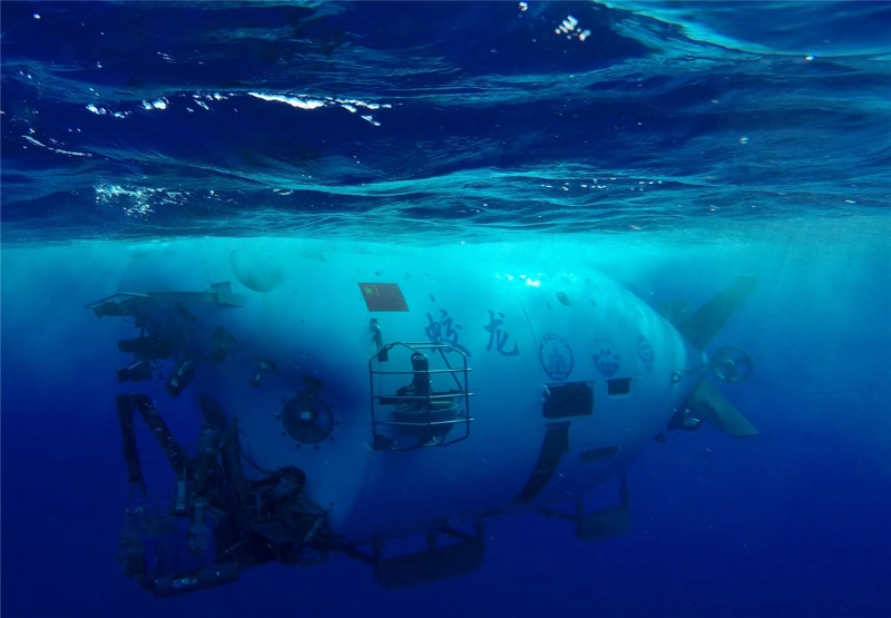 “蛟龙号”在马里亚纳海沟创造了下潜7062米的中国乃至世界的载人深潜纪录。（图源：新华社）