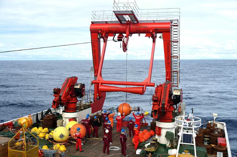 科考队员对西太平洋科学观测网的潜标进行维护升级。（图源：新华社）