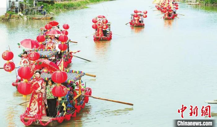 “斗门水上婚嫁”集体婚礼现场 珠海市斗门区文化广电旅游体育局 供图