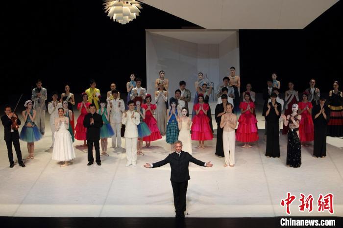 2012年首演结束后大师约翰·诺伊梅尔与中芭演员同台谢幕 中央芭蕾舞团供图