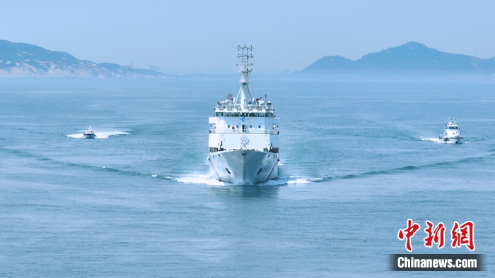 8月2日，台湾海峡首艘大型巡航救助船“海巡06”轮与其他海巡船艇组成编队，驶入福建南部海域。海事供图 