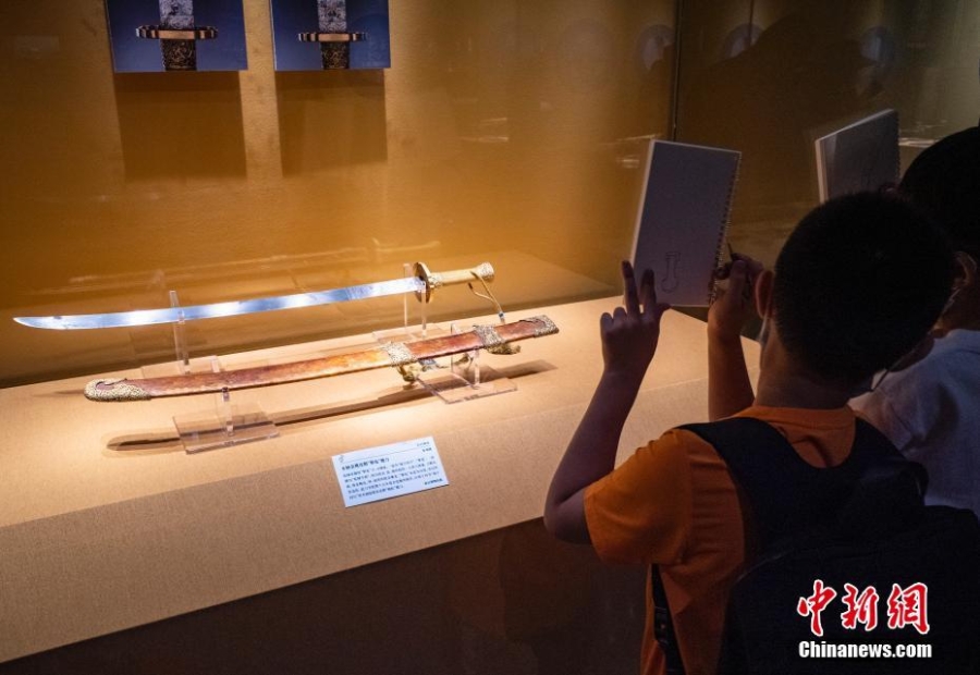 嘉德艺术中心故宫博物院藏清代武备展吸引参观者