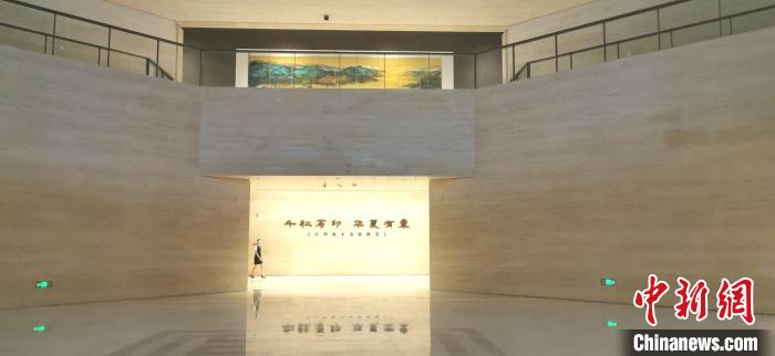 广州国家版本馆主馆中庭的“中华版本概览”展览入口 程景伟 摄