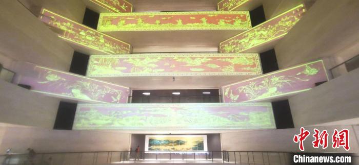 广州国家版本馆主馆中庭“巨石”交错形成的文明基石大厅 程景伟 摄