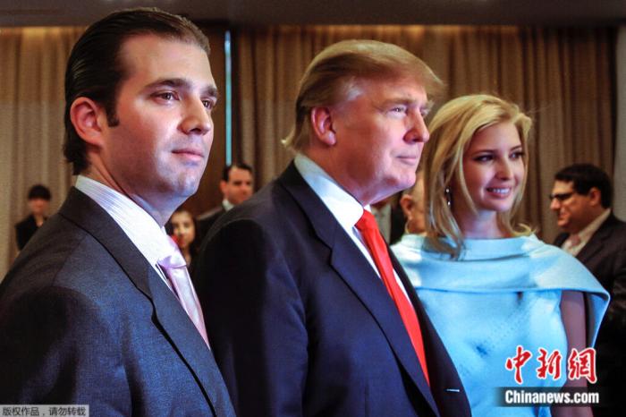 资料图：美国前总统特朗普(中)及其两个子女伊万卡·特朗普(Ivanka Trump)(右)、小唐纳德·特朗普(Donald Trump Jr.)。