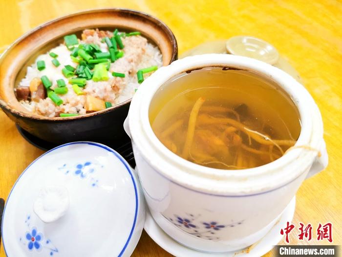 资料图为特色煲仔饭搭配原盅参丝炖汤，是广东台山部分食客的选择之一。 <a target='_blank' href='/'>中新社</a>发 李晓春 摄
