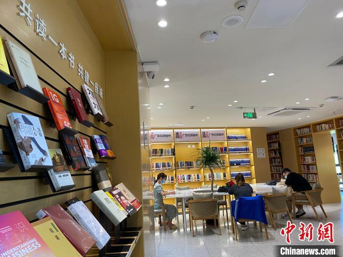 读者在芜湖书房·赤铸书院内静心阅读。　吴兰 摄