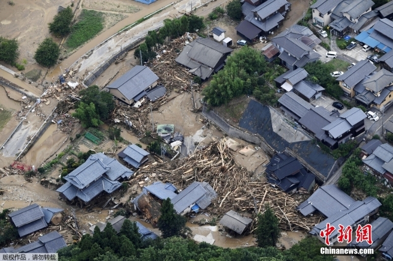 日本多地遭遇创纪录大雨 超10万人紧急避难