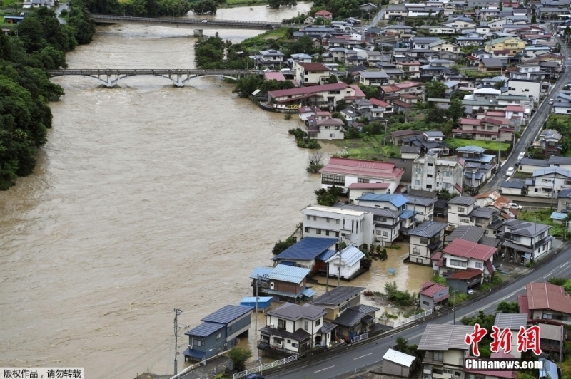 日本多地遭遇创纪录大雨 超10万人紧急避难