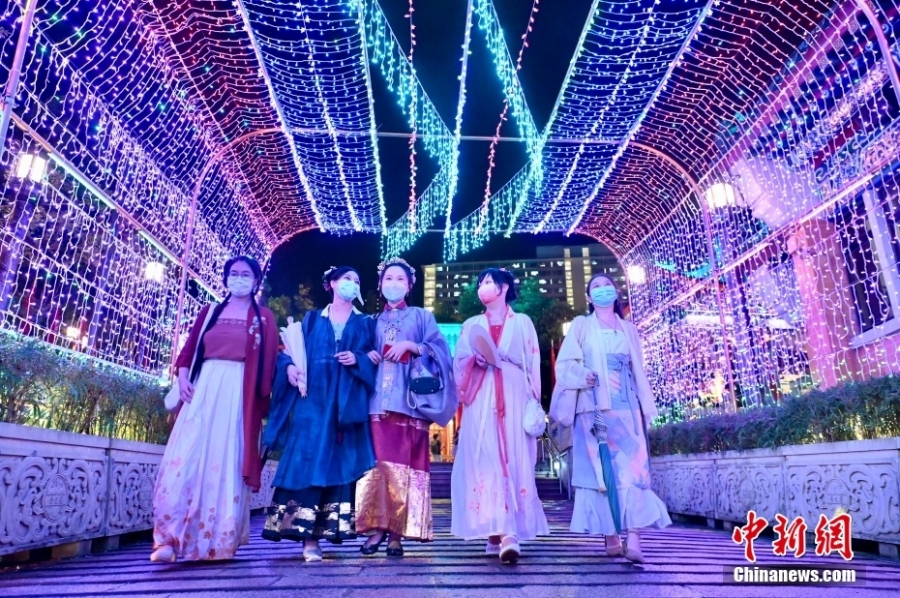 香港市民身穿华服到黄大仙祠共度七夕