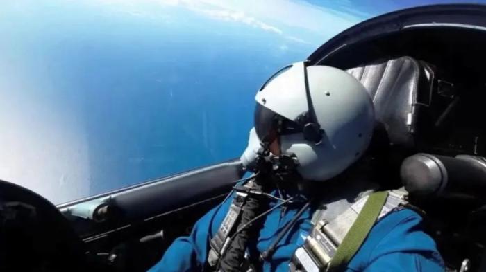执行任务的飞行员在目视距离俯瞰祖国宝岛海岸线和中央山脉。图片来源：央视军事视频截图