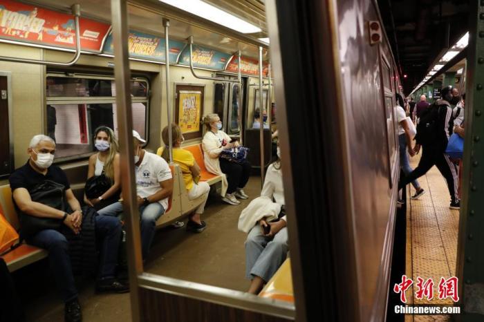 资料图：乘客乘坐美国纽约市地铁。 <a target='_blank' href='/'>中新社</a>记者 廖攀 摄